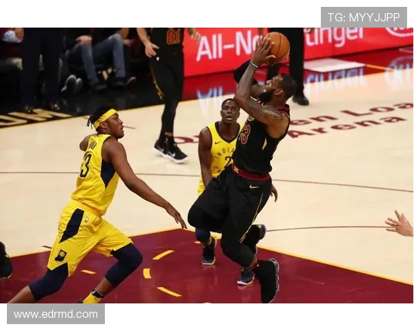 詹皇里夫斯默契爆棚准失误球成神扣 詹皇里夫斯默契爆棚准失误球成神扣